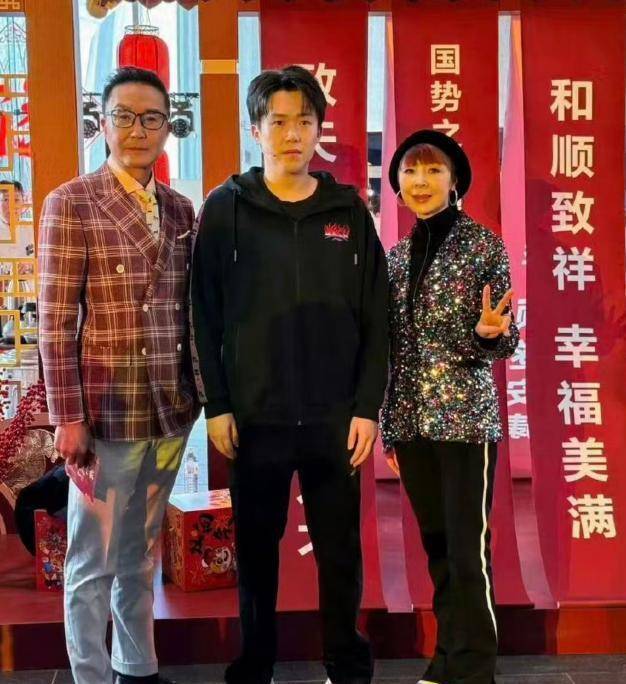 的一幕发生央视锐评一针见血网友吵翻了！王楚钦参加联谊会不到24小时令人痛心(图3)