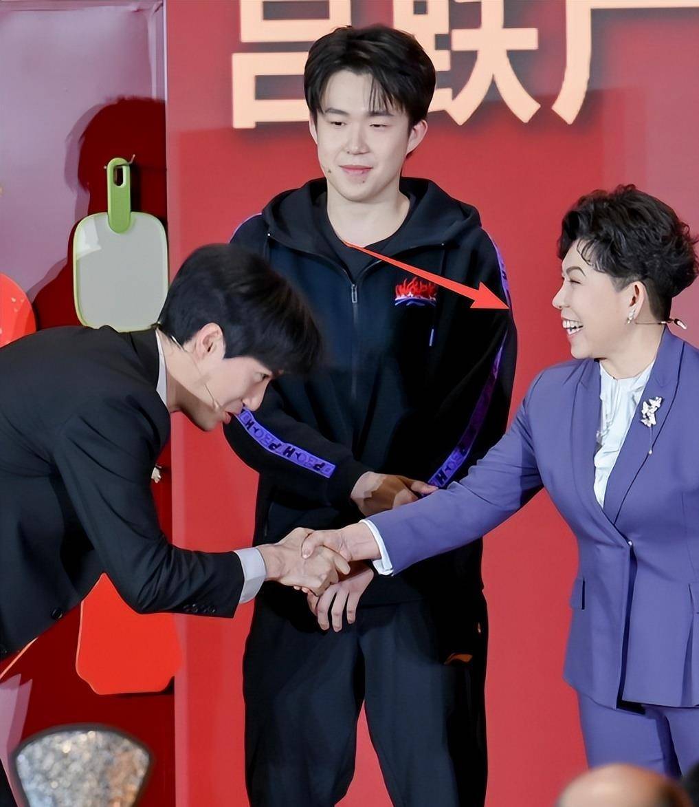 的一幕发生央视锐评一针见血网友吵翻了！王楚钦参加联谊会不到24小时令人痛心(图12)